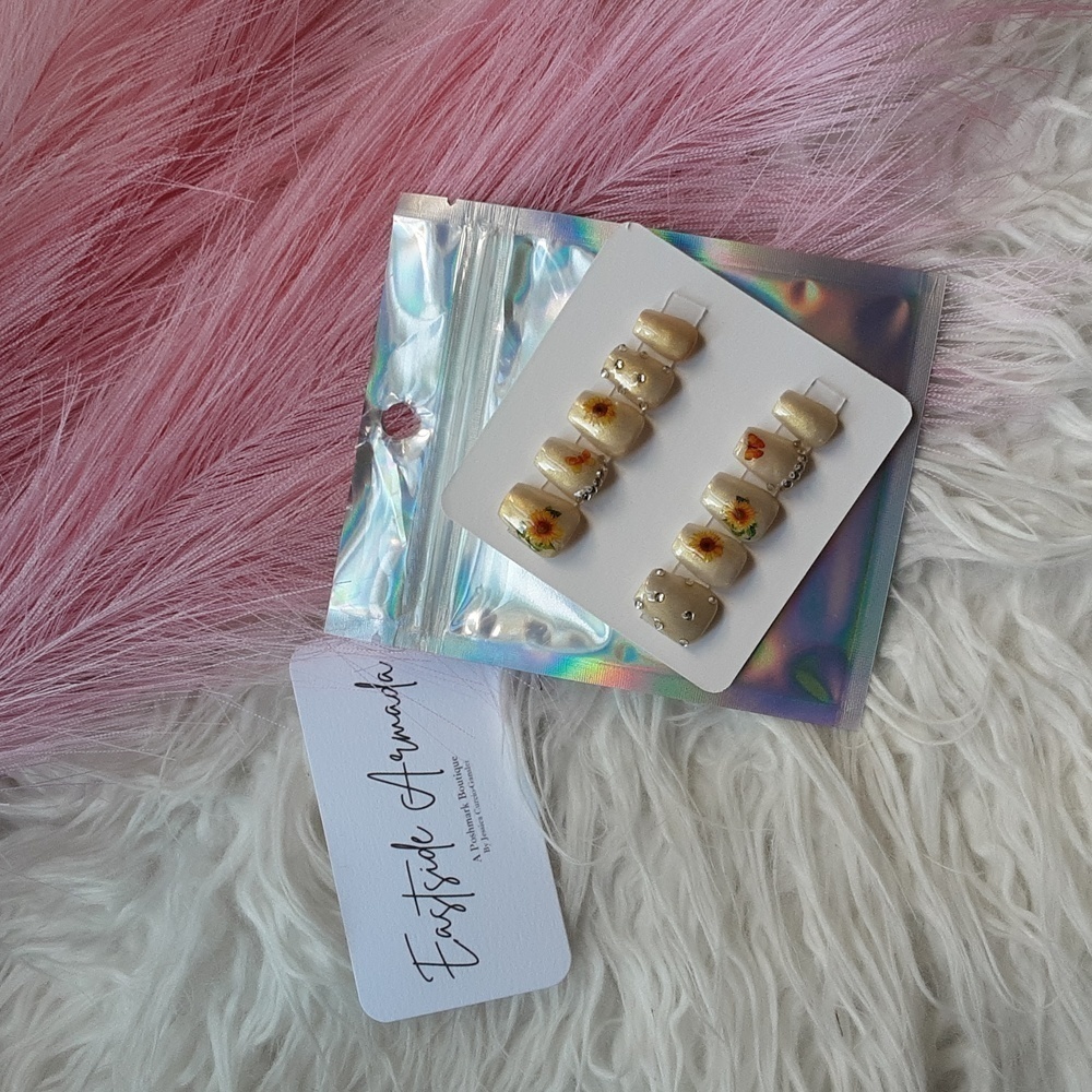 CHAMPAGNE SUN FLOWER LUX NAILS PRESET SMALL XSHORT COFFIN